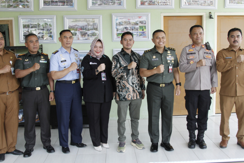 Ketua RW 13 Tarumajaya Ariawan bersama Mayjen TNI Agus Winarna meresmikan perpustakaan warga RW 13 Tarumajaya (Ashar/SinPo.id)