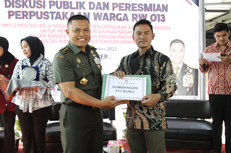 Ketua RW 13 Tarumajaya Ariawan bersama Mayjen TNI Agus Winarna meresmikan perpustakaan warga RW 13 Tarumajaya (Ashar/SinPo.id)