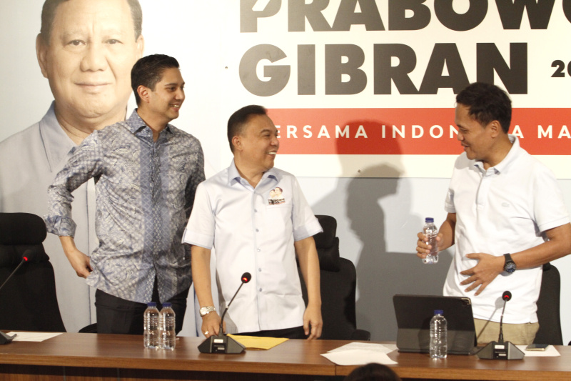 Ketua Koordinator Strategis TKN Prabowo-Gibran Prof Sufmi Dasco gelar konfrensi pers terkait putusan MK Pencalonan Gibran (Ashar/SinPo.id)
