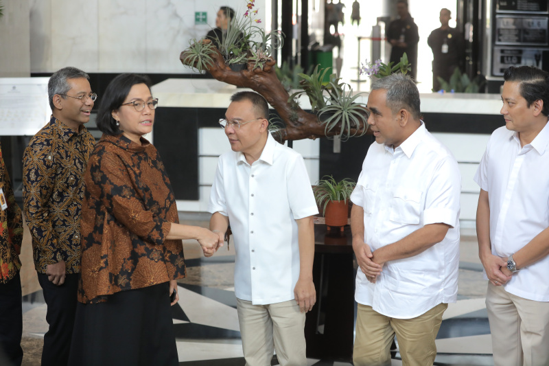 Tim gugus tugas sinkronisasi Prabowo-Gibran bertemu dengan Menkeu Sri Mulyani (Ashar/SinPo.id)