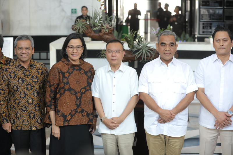 Tim gugus tugas sinkronisasi Prabowo-Gibran bertemu dengan Menkeu Sri Mulyani (Ashar/SinPo.id)
