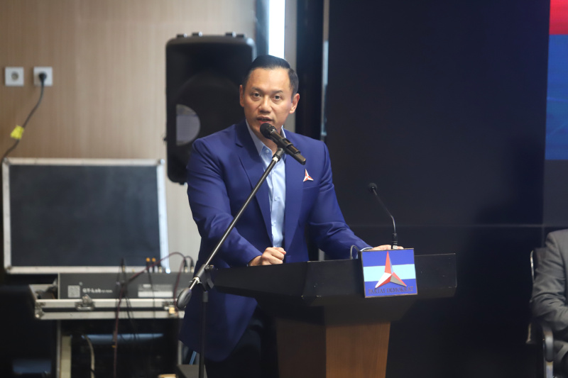 Ketua Umum Partai Demokrat AHY menghadiri diskusi demokrasi politik global dan pengukuhan Alumni Akademi Demokrat di gedung DPP Demokrat (Ashar/SinPo.id)