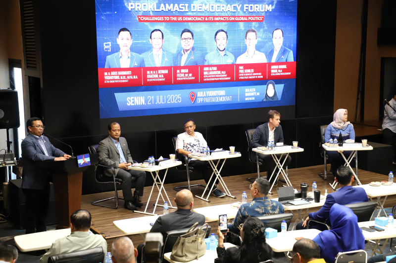 Ketua Umum Partai Demokrat AHY menghadiri diskusi demokrasi politik global dan pengukuhan Alumni Akademi Demokrat di gedung DPP Demokrat (Ashar/SinPo.id)