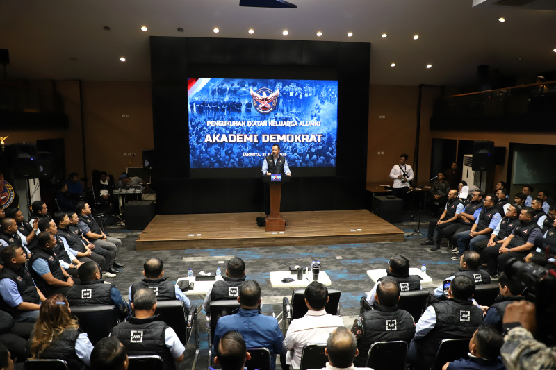 Ketua Umum Partai Demokrat AHY menghadiri diskusi demokrasi politik global dan pengukuhan Alumni Akademi Demokrat di gedung DPP Demokrat (Ashar/SinPo.id)