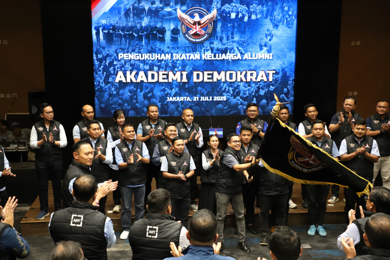Ketua Umum Partai Demokrat AHY menghadiri diskusi demokrasi politik global dan pengukuhan Alumni Akademi Demokrat di gedung DPP Demokrat (Ashar/SinPo.id)