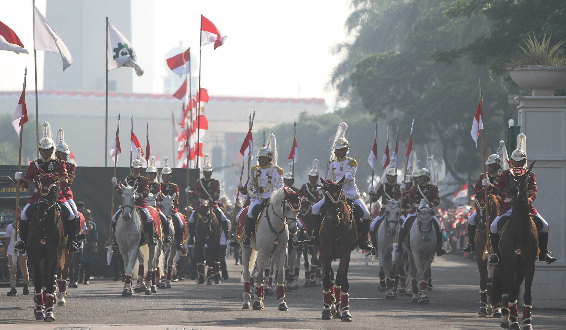 Kirab Bendera Pusaka. (Agus Priatna/SinPo.id)