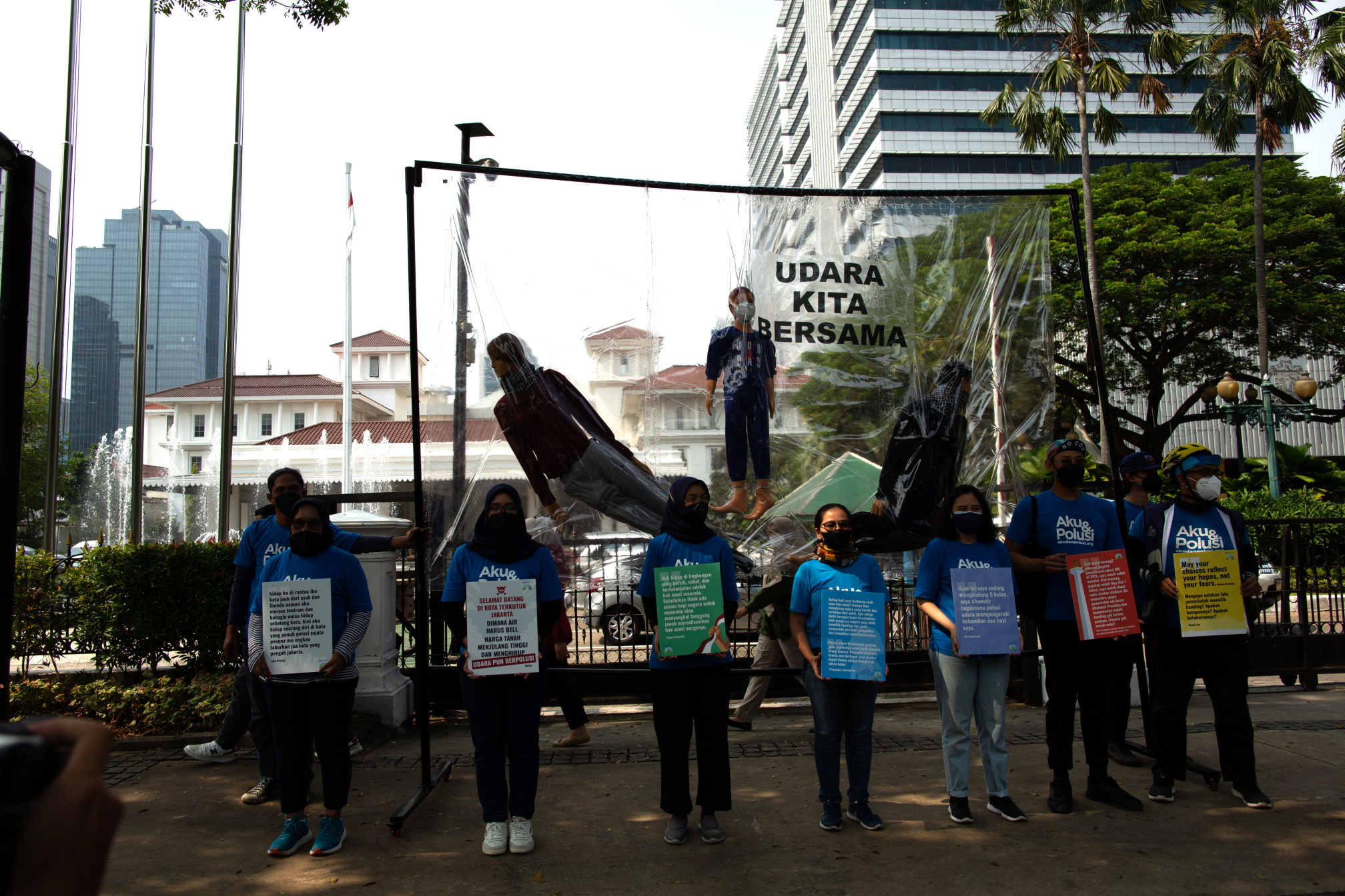 Aksi Koalisi IBUKOTA memperingati 1 tahun kemenangan warga negara untuk Udara Bersih (Ashar/SinPo.id)