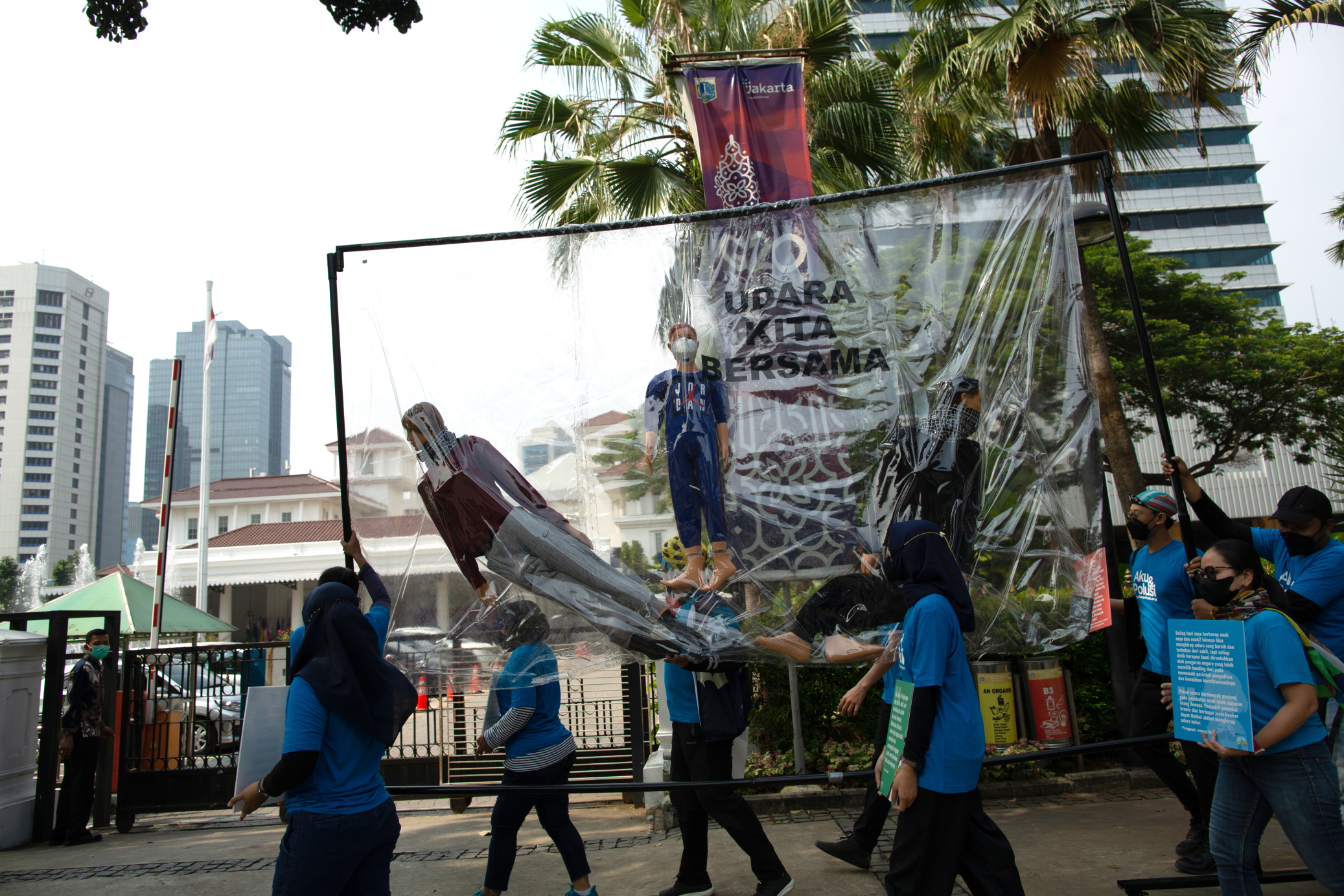 Aksi Koalisi IBUKOTA memperingati 1 tahun kemenangan warga negara untuk Udara Bersih (Ashar/SinPo.id)