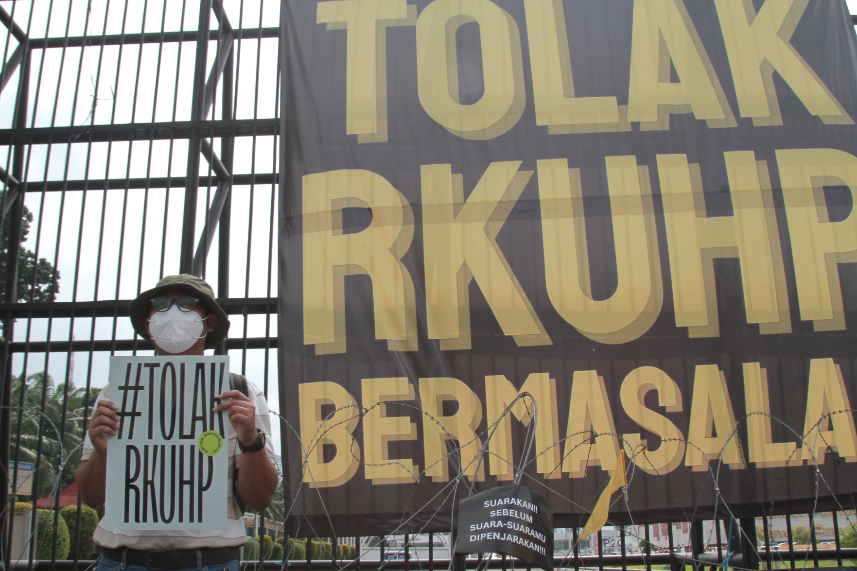 Koalisi masyarakat sipil, LBH, LBH Pers, Mahasiswa dan Buruh menggelar aksi demo di depan Gedung DPR RI dengan membawa spanduk besar dengan tulisan Tolak RKUHP serta Tabur Bunga  (Ashar/SinPo.id)
