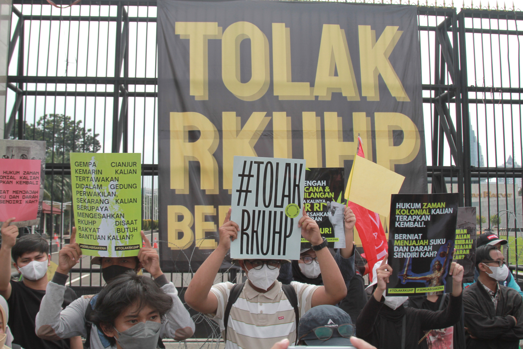 Koalisi masyarakat sipil, LBH, LBH Pers, Mahasiswa dan Buruh menggelar aksi demo di depan Gedung DPR RI dengan membawa spanduk besar dengan tulisan Tolak RKUHP serta Tabur Bunga  (Ashar/SinPo.id)