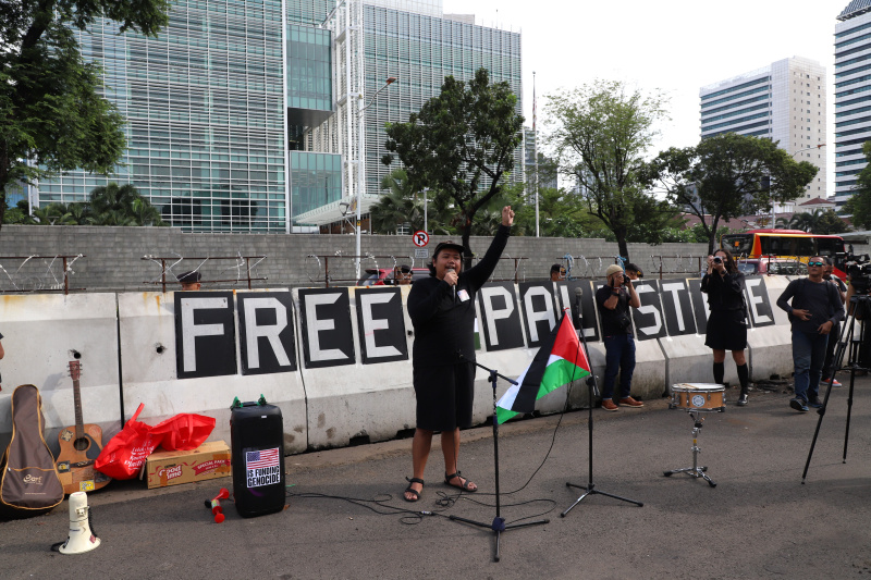 Koalisi Musisi untuk Gaza gelar aksi teaterikal di depan Kedubes Amerika mengecam keras tindakan Israel terhadap Palestina (Ashar/SinPo.id)