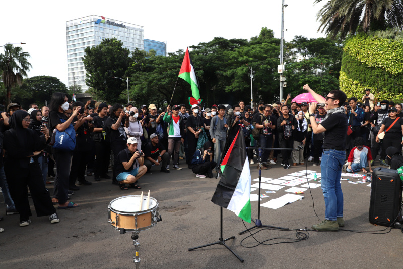Koalisi Musisi untuk Gaza gelar aksi teaterikal di depan Kedubes Amerika mengecam keras tindakan Israel terhadap Palestina (Ashar/SinPo.id)