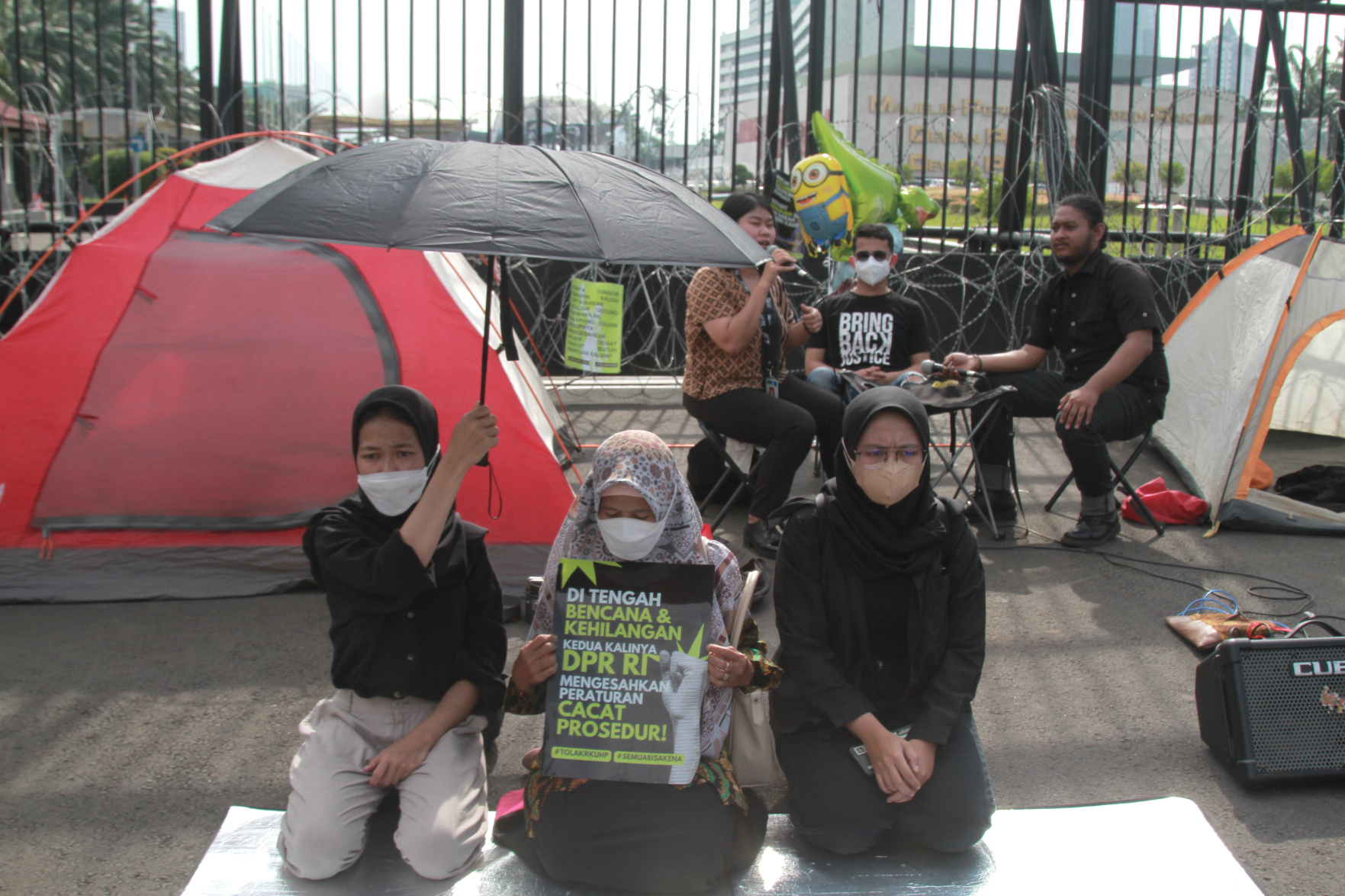 Koalisi masyarakat sipil gelar aksi demo lagi setelah DPR mengesahkan RKUHP menjadi UU dengan membuka 2 tenda didepan Gedung DPR RI (Ashar/SinPo.id)