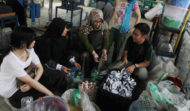 Smartfren Community melihat pengolahan limbah plastik di Kertabumi Recycling Center, Bintaro, Tangerang Selatan (Ashar/SinPo.id)