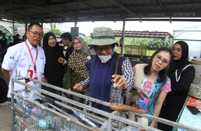 Smartfren Community melihat pengolahan limbah plastik di Kertabumi Recycling Center, Bintaro, Tangerang Selatan (Ashar/SinPo.id)