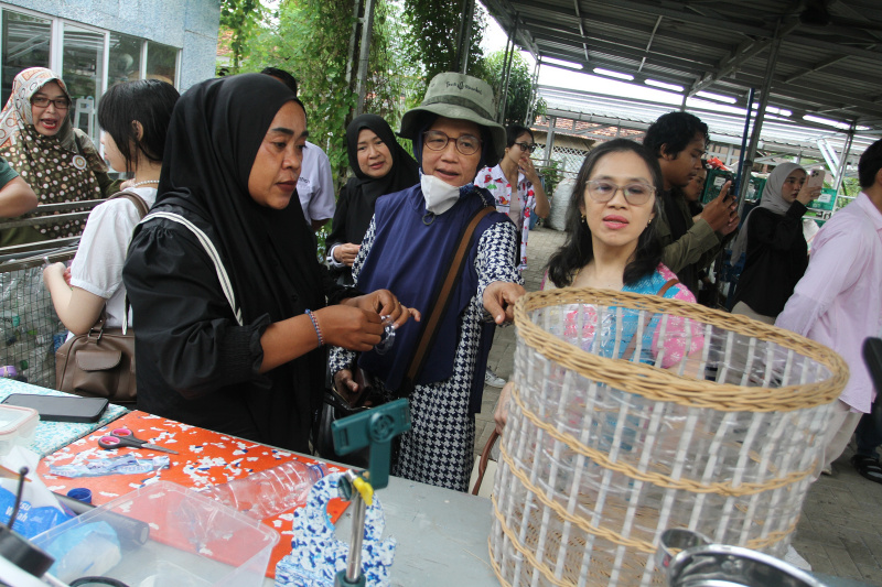 Smartfren Community melihat pengolahan limbah plastik di Kertabumi Recycling Center, Bintaro, Tangerang Selatan (Ashar/SinPo.id)