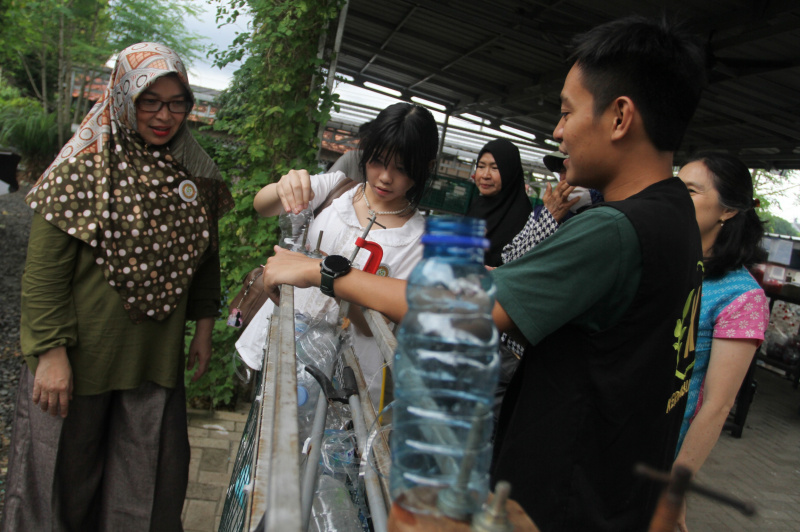 Smartfren Community melihat pengolahan limbah plastik di Kertabumi Recycling Center, Bintaro, Tangerang Selatan (Ashar/SinPo.id)