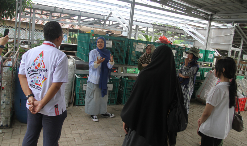 Smartfren Community melihat pengolahan limbah plastik di Kertabumi Recycling Center, Bintaro, Tangerang Selatan (Ashar/SinPo.id)