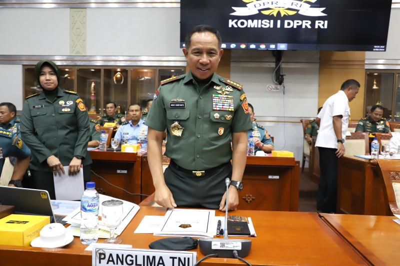 Komisi I DPR gelar raker dengan Wamenhan Muhammad Herindra membahas Persetujuan Penerimaan Hibah Alpalhankam dari dan luar (Ashar/SinPo.id)