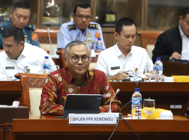 Komisi I DPR gelar raker dengan Wamenhan Muhammad Herindra membahas Persetujuan Penerimaan Hibah Alpalhankam dari dan luar (Ashar/SinPo.id)