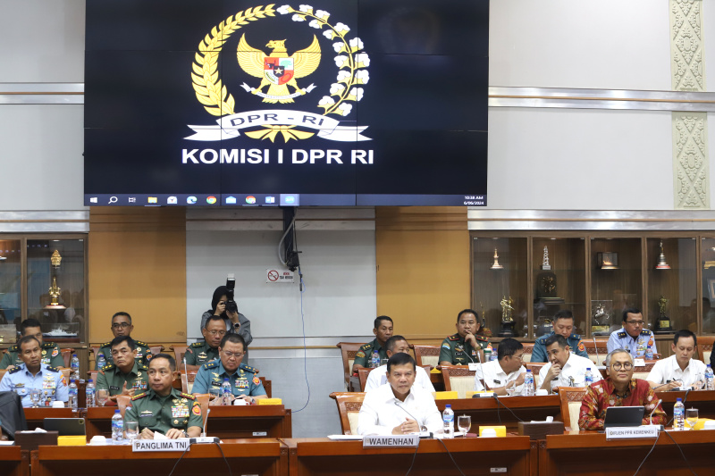 Komisi I DPR gelar raker dengan Wamenhan Muhammad Herindra membahas Persetujuan Penerimaan Hibah Alpalhankam dari dan luar (Ashar/SinPo.id)