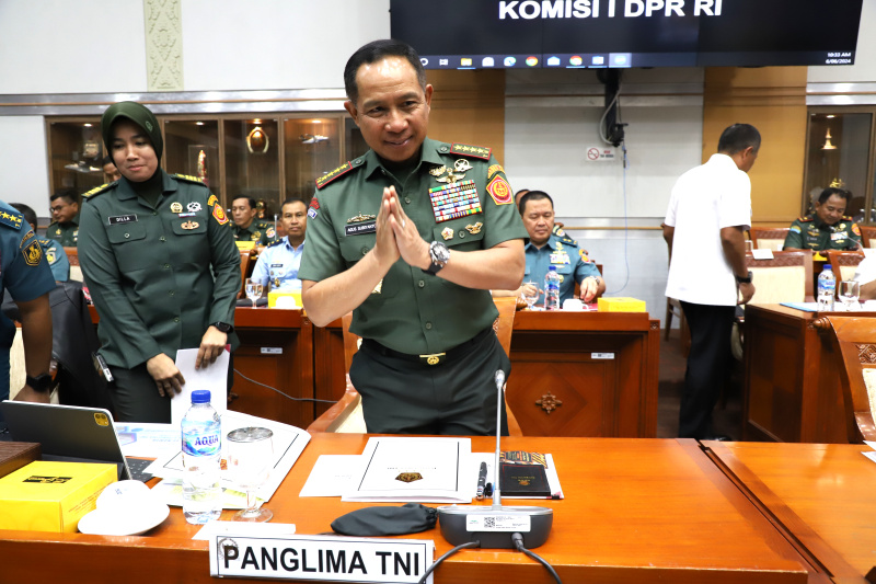 Komisi I DPR gelar raker dengan Wamenhan Muhammad Herindra membahas Persetujuan Penerimaan Hibah Alpalhankam dari dan luar (Ashar/SinPo.id)