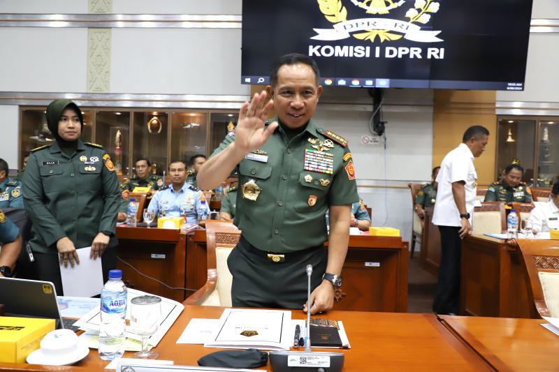 Komisi I DPR gelar raker dengan Wamenhan Muhammad Herindra membahas Persetujuan Penerimaan Hibah Alpalhankam dari dan luar (Ashar/SinPo.id)