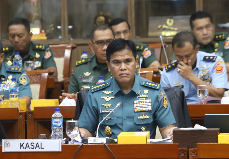 Komisi I DPR gelar raker dengan Wamenhan Muhammad Herindra membahas Persetujuan Penerimaan Hibah Alpalhankam dari dan luar (Ashar/SinPo.id)