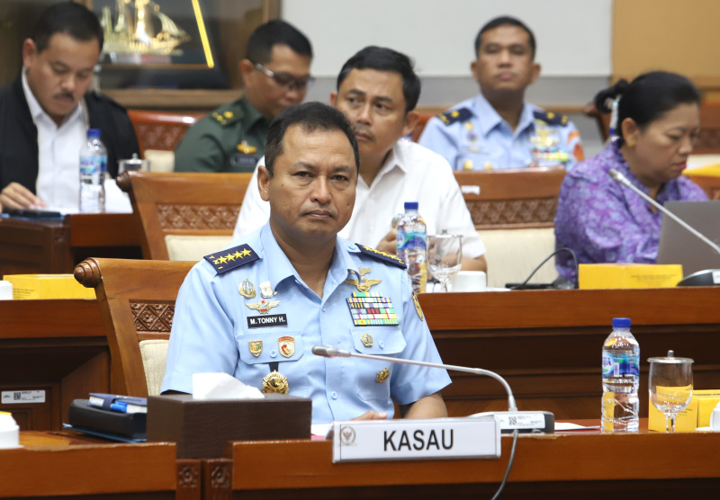 Komisi I DPR gelar raker dengan Wamenhan Muhammad Herindra membahas Persetujuan Penerimaan Hibah Alpalhankam dari dan luar (Ashar/SinPo.id)