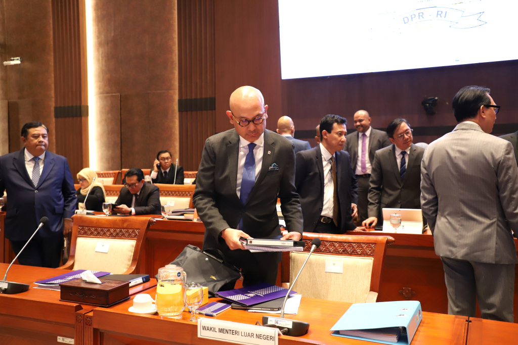 Komisi I DPR gelar raker dengan Kementerian Luar Negeri membahas Anggaran TA 2026 (Ashar/SinPo.id)