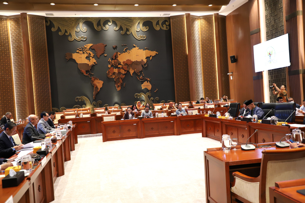 Komisi I DPR gelar raker dengan Kementerian Luar Negeri membahas Anggaran TA 2026 (Ashar/SinPo.id)