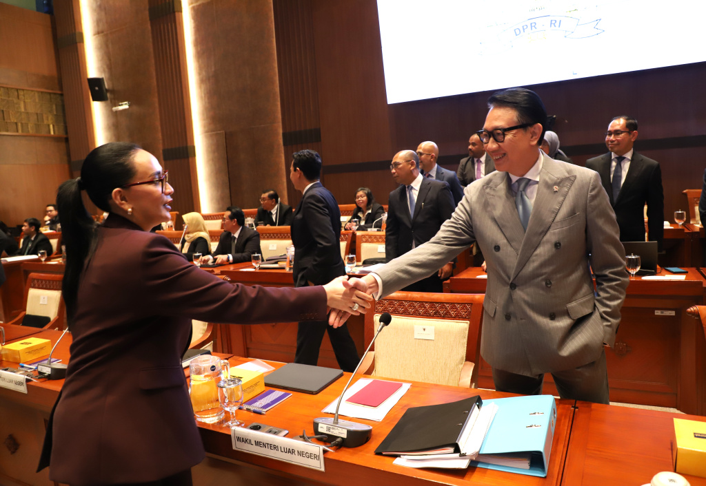 Komisi I DPR gelar raker dengan Kementerian Luar Negeri membahas Anggaran TA 2026 (Ashar/SinPo.id)