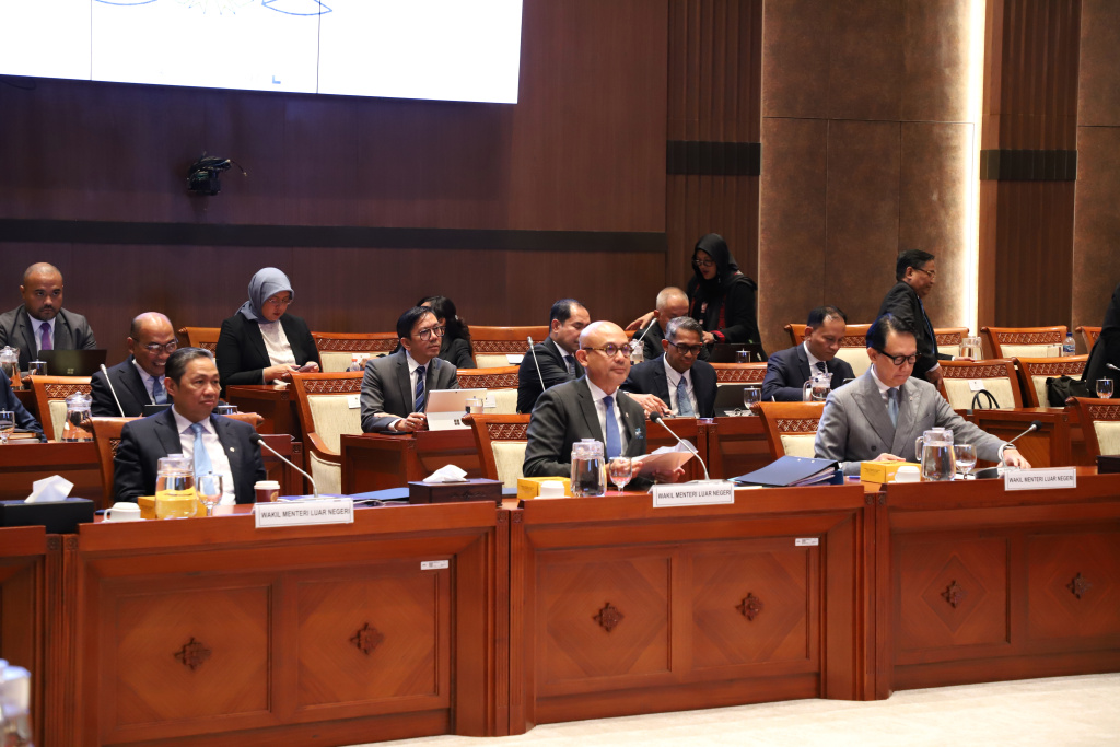Komisi I DPR gelar raker dengan Kementerian Luar Negeri membahas Anggaran TA 2026 (Ashar/SinPo.id)