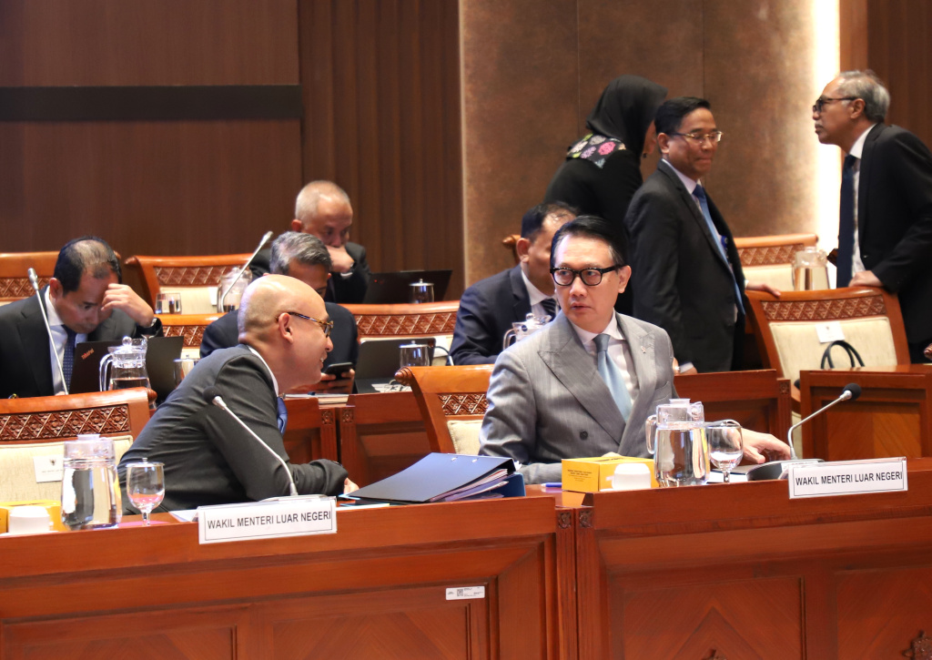 Komisi I DPR gelar raker dengan Kementerian Luar Negeri membahas Anggaran TA 2026 (Ashar/SinPo.id)