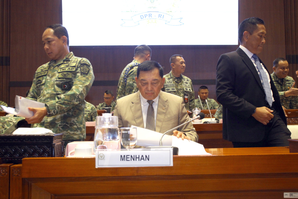 Komisi I DPR gelar raker dengan Menhan Sjafrie Sjamsoeddin membahas perkembangan dinamika geopolitik terkini dan pasukan perdamaian di Timur Tengah (Ashar/SinPo.id)
