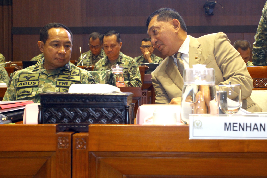 Komisi I DPR gelar raker dengan Menhan Sjafrie Sjamsoeddin membahas perkembangan dinamika geopolitik terkini dan pasukan perdamaian di Timur Tengah (Ashar/SinPo.id)