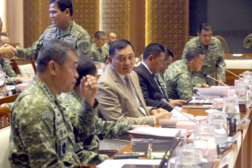 Komisi I DPR gelar raker dengan Menhan Sjafrie Sjamsoeddin membahas perkembangan dinamika geopolitik terkini dan pasukan perdamaian di Timur Tengah (Ashar/SinPo.id)