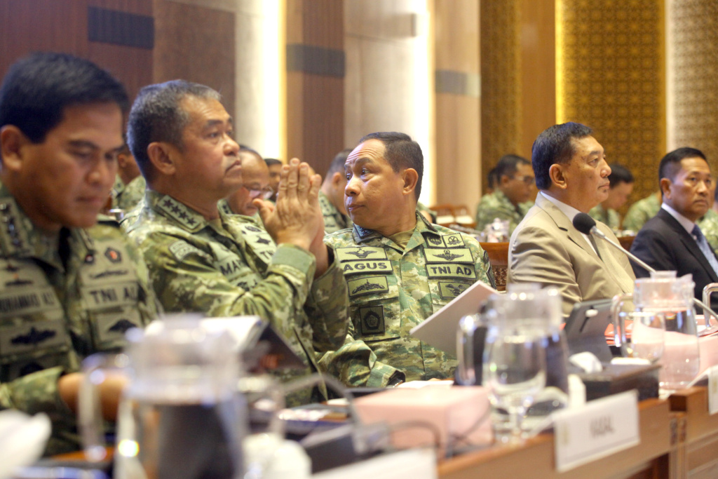 Komisi I DPR gelar raker dengan Menhan Sjafrie Sjamsoeddin membahas perkembangan dinamika geopolitik terkini dan pasukan perdamaian di Timur Tengah (Ashar/SinPo.id)