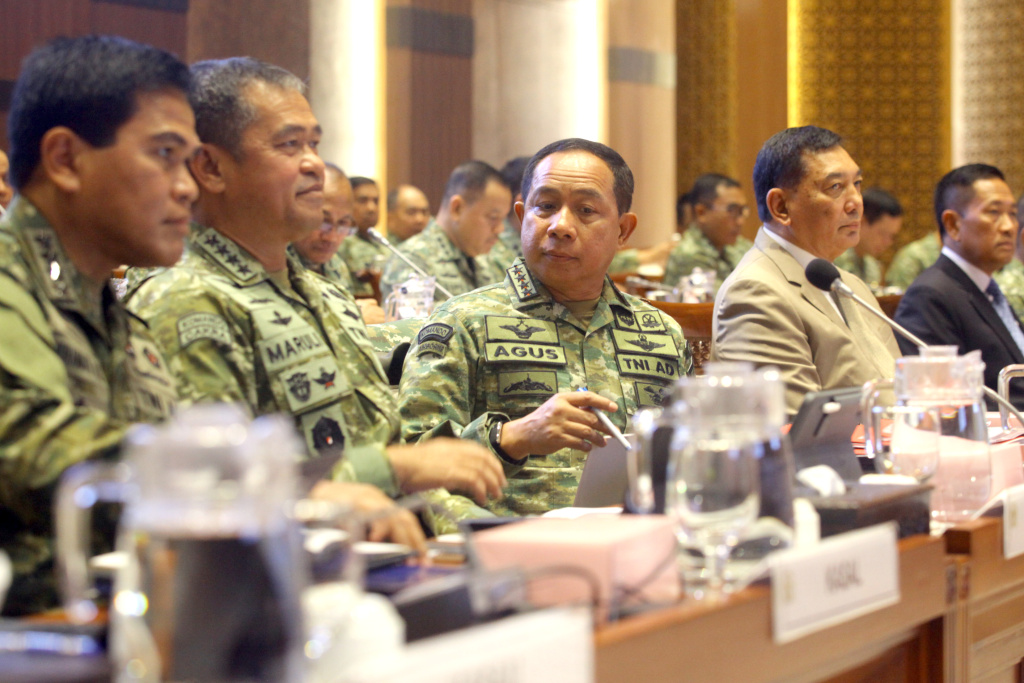 Komisi I DPR gelar raker dengan Menhan Sjafrie Sjamsoeddin membahas perkembangan dinamika geopolitik terkini dan pasukan perdamaian di Timur Tengah (Ashar/SinPo.id)