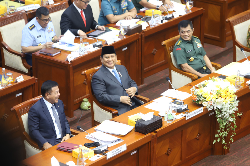 Komisi I DPR gelar Raker terakhir dengan Menhan dan juga Presiden Terpilih Prabowo Subianto membahas kerja sama bidang pertahanan (Ashar/SinPo.id)