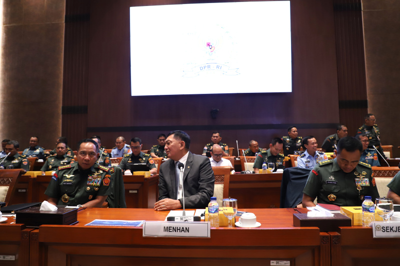 Komisi I DPR gelar raker dengan Menhan dan Panglima TNI membahas isu-isu strategis pertahanan (Ashar/SinPo.id)