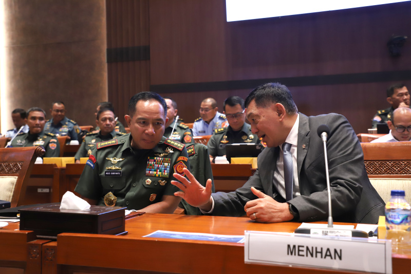 Komisi I DPR gelar raker dengan Menhan dan Panglima TNI membahas isu-isu strategis pertahanan (Ashar/SinPo.id)