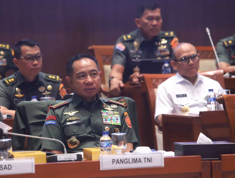 Komisi I DPR gelar raker dengan Menhan dan Panglima TNI membahas isu-isu strategis pertahanan (Ashar/SinPo.id)