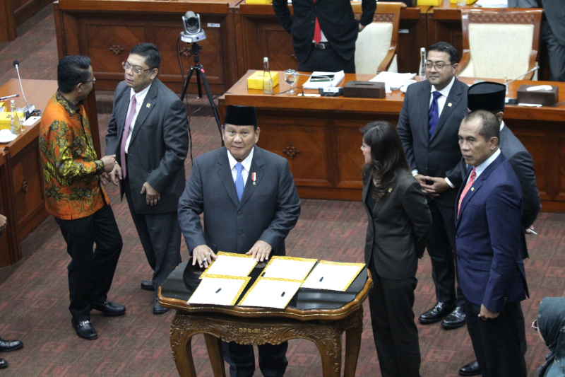 Komisi I DPR gelar Raker terakhir dengan Menhan dan juga Presiden Terpilih Prabowo Subianto membahas kerja sama bidang pertahanan (Ashar/SinPo.id)