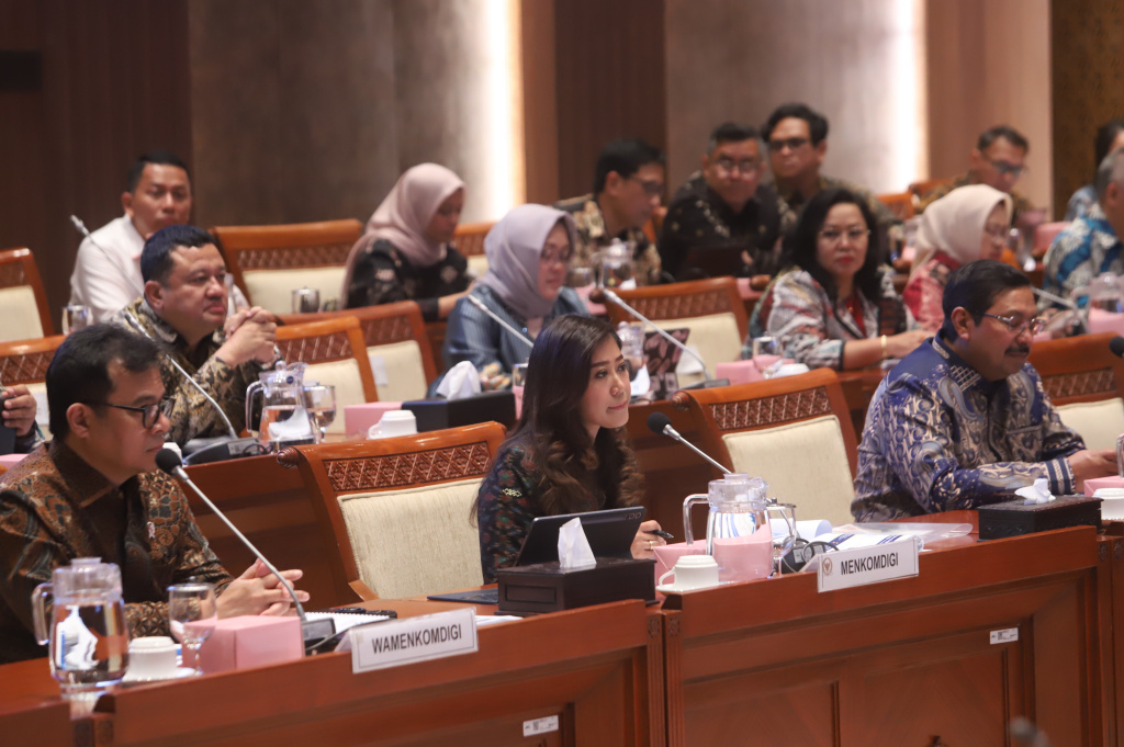 Komisi I DPR menggelar raker dengan Menkomdigi Meutya Hafid membahas Ketahanan Digital Negara (Ashar/SinPo.id)