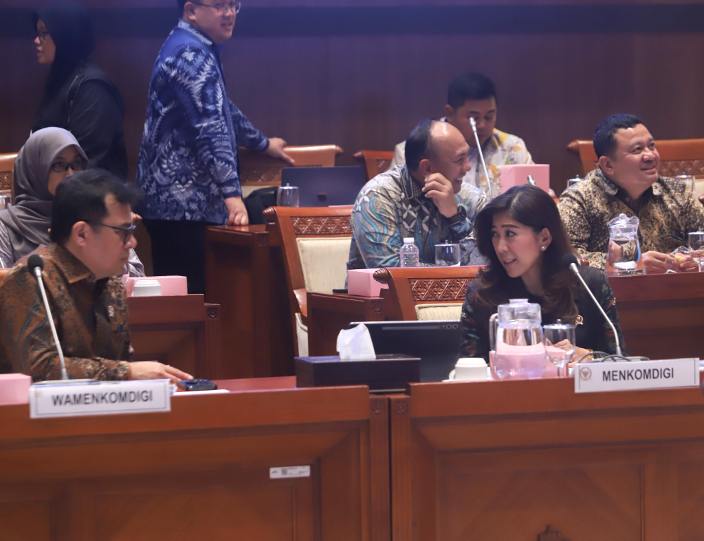 Komisi I DPR menggelar raker dengan Menkomdigi Meutya Hafid membahas Ketahanan Digital Negara (Ashar/SinPo.id)