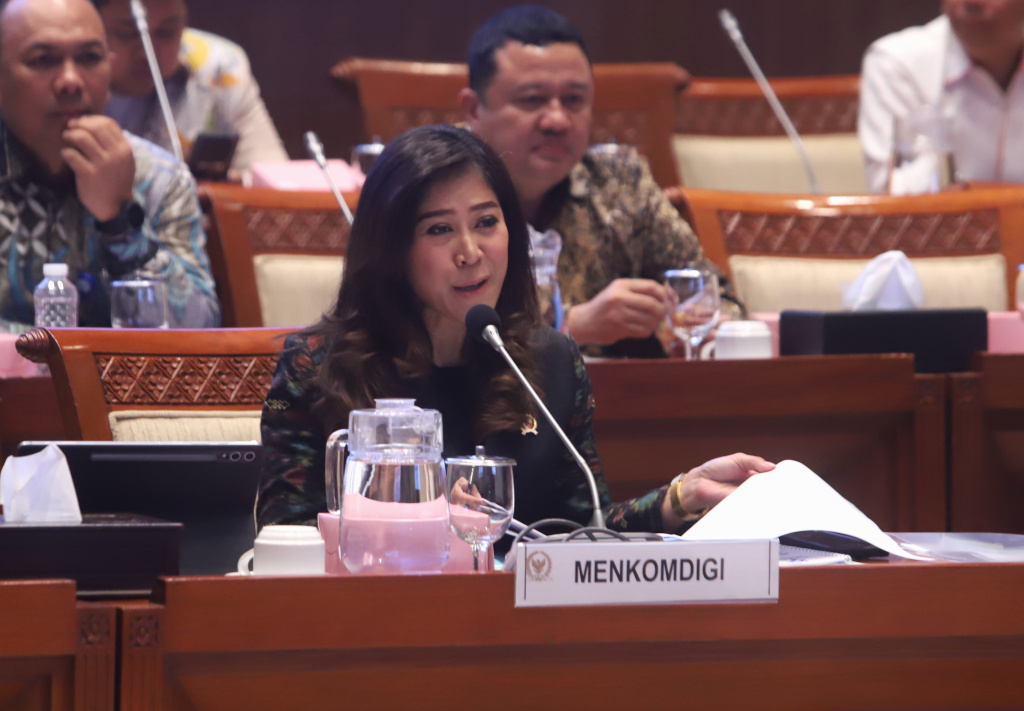 Komisi I DPR menggelar raker dengan Menkomdigi Meutya Hafid membahas Ketahanan Digital Negara (Ashar/SinPo.id)