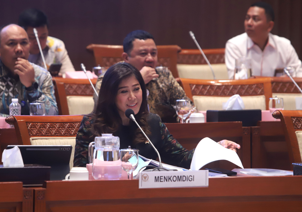 Komisi I DPR menggelar raker dengan Menkomdigi Meutya Hafid membahas Ketahanan Digital Negara (Ashar/SinPo.id)