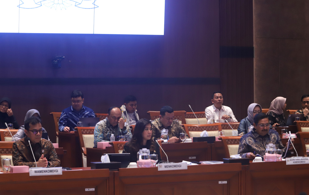 Komisi I DPR menggelar raker dengan Menkomdigi Meutya Hafid membahas Ketahanan Digital Negara (Ashar/SinPo.id)