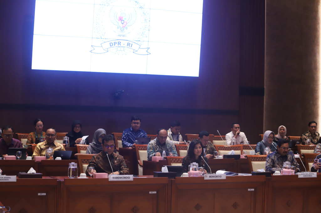 Komisi I DPR menggelar raker dengan Menkomdigi Meutya Hafid membahas Ketahanan Digital Negara (Ashar/SinPo.id)